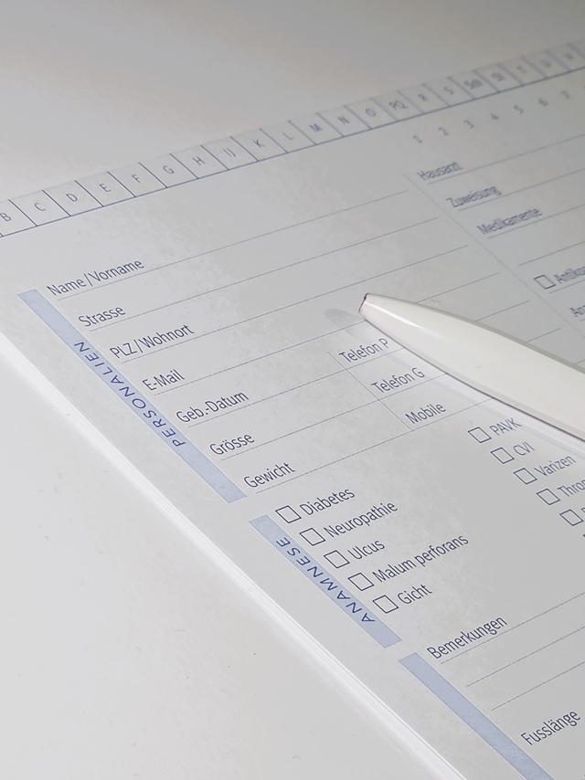 Anamnese-Karte zum Ausfüllen mit Kugelschreiber